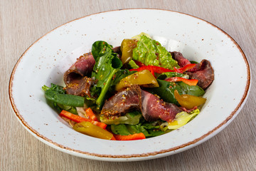 Salad with roastbeef