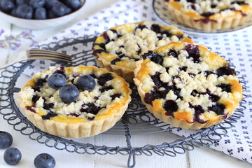Heidelbeer-Tartelettes mit Streuseln Tischdekoration