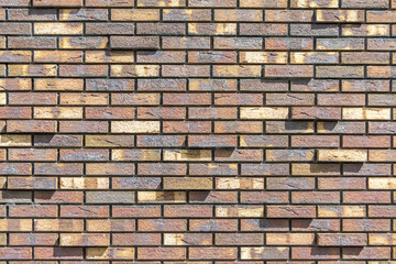 Obraz premium Czerwony ściana z cegieł. Cegła dekoracyjna ze sztucznymi defektami i pęknięciami.