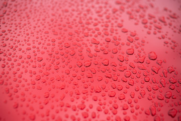 Roter Autolack mit Wassertropfen