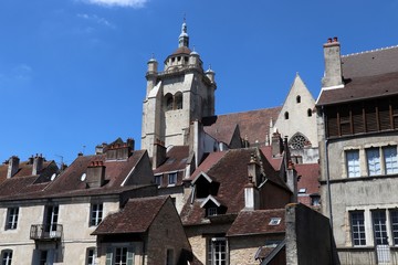 Vue sur les toits et la Collégiale Notre-Dame de Dole - 213494333