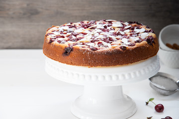 leckerer Kirschkuchen auf einer Kuchenplatte