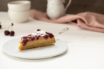 Ein Stück Kirschkuchen auf einem Teller