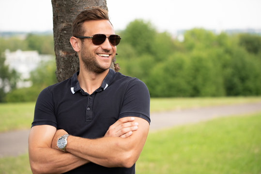 Junger man mit Brille drau&szlig;en und lacht