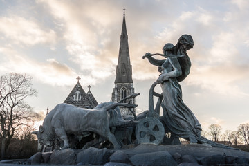Fototapeta premium Gefion Fountain and St. Alban’s Church at sunset,
