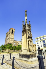 Fototapeta premium Rolandstatue, Marktplatz, dahinter Ruine der Kirche Sankt Nikolai, Zerbst/Anhalt, Sachsen-Anhalt, Deutschland