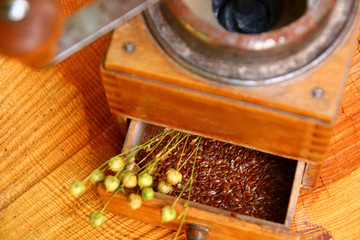 leinsamen wird geschrotet