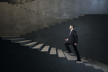 Obraz premium businessman climbing up the stairs