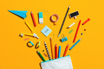 Fournitures scolaires et trousse à crayons. Retour au concept de l& 39 école.