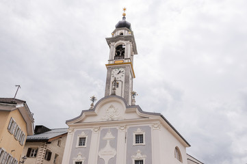 Fototapeta na wymiar Samedan, Engadiner Dorf, Kirche, Oberengadin, Alpen, Graubünden, Sommer, Schweiz
