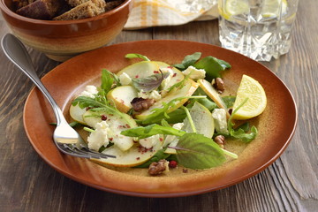 Salad with pears, arugula, cream cheese and walnuts