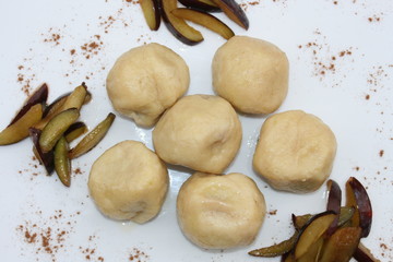 Zwetschgenknödel mit Zimt