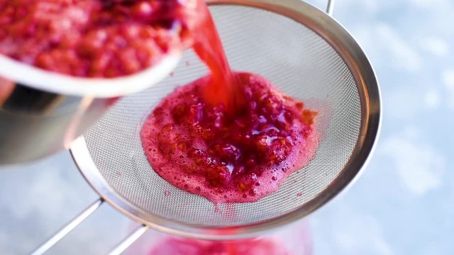 Making summer raspberry lemonade at home