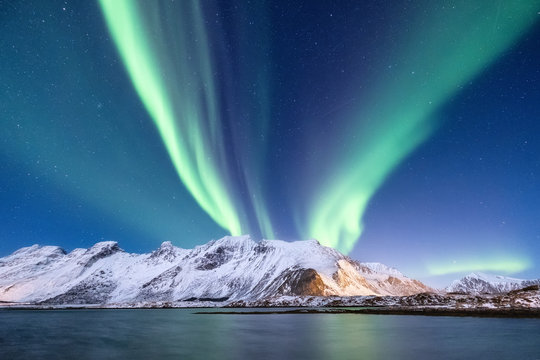 Fototapeta Northen light above mountains and ocean. Beautiful natural landscape in the Norway