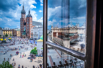 Fototapeta Cracow (Krakow) - Main Square (Rynek Glowny) with Marketplace (Sukiennice), Adam Mickiewicz Monument, church of Saint Mary (Kosciol Mariacki) and church of Saint Adalbert - window view obraz