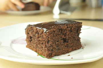Fototapeta na wymiar Placek murzynek z polewą czekoladową na talerzu