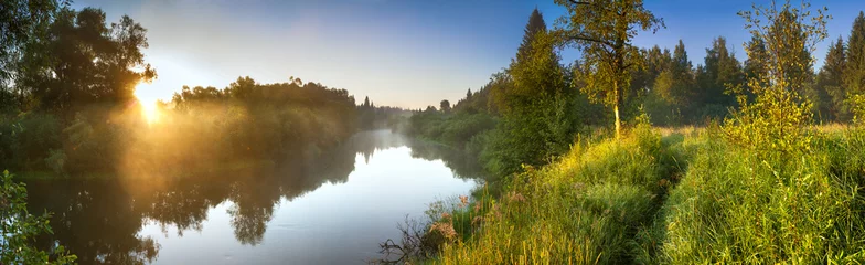 Fototapeten Sommerlandschaftspanorama mit Fluss und Sonnenaufgang © yanikap