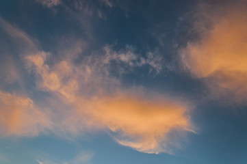 Naklejka na ściany i meble Kolorowe chmury na tle błękitnego nieba