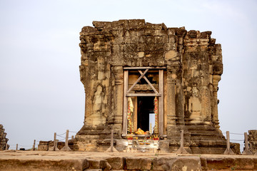 Naklejka premium Ancient khmer temple in Angkor Wat complex, Cambodia. Morning dew in Phnom Bakheng temple tower