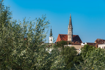 Die Stadt Steyr in Ober&ouml;sterreich herrliche Altstadt, Fl&uuml;sse und blauer Himmel