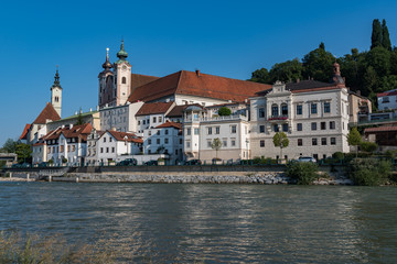 Fototapeta na wymiar Die Micheraler Kirche in Steyr mit blauem Himmel