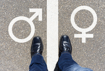 Schuhe mit Gender Symbol auf dem Asphalt, Gender Konzept Hintergrund.