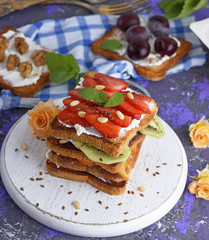 French toasts with strawberries and kiwi