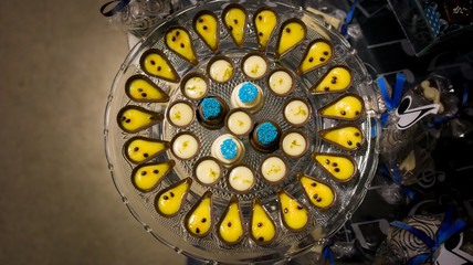 Doce de chocolate com mousse de maracujá