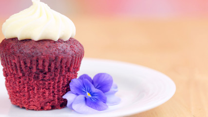 Obraz na płótnie Canvas Macro closeup of red velvet cupcake with copy space.