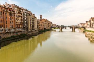 Fototapeta premium Arno River through Florence Italy