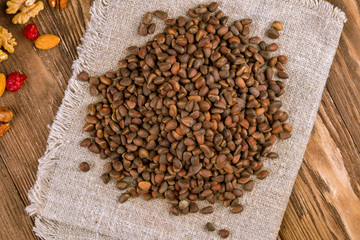 Unpeeled roasted Pine nuts