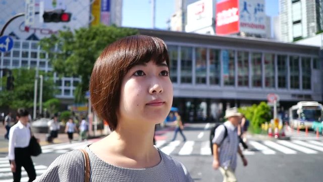 東京・渋谷スクランブル交差点を歩く女性・スローモーション