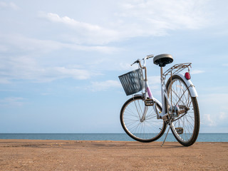 Obraz premium Bicycle beside the beach.