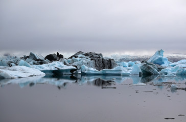 Eisberge auf dem Jökullsárlon an einem nebligen Sommerabend im Juni