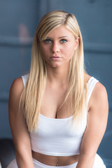 Fototapeta premium Blonde Frau trainiert Cross Fit im Fitness Studio Workout