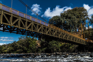 Ponte sobre rio