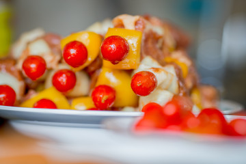 Most of the barbecue ingredients, pork, onions, tomatoes, fermented and skewers. Wait for the roast to ripen and make it more delicious.