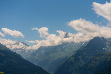 Gebirge mit Wolken