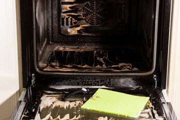dreckiger Backofen wird gereinigt 