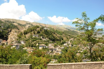 Albanie : Gjirokastra - Vue sur la ville
