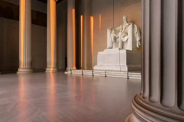 Photo sur Plexiglas Lieux américains Le Lincoln Memorial à l& 39 intérieur au lever du soleil sur le National Mall à Washington DC