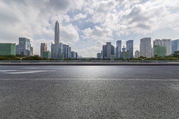 Fototapeta premium Panoramiczna panorama i nowoczesne biurowce biznesowe z pustą drogą, pustą betonową kwadratową podłogą