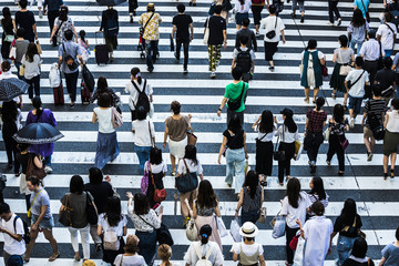 Obraz premium 大阪の横断歩道を渡る人々