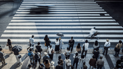 大阪の横断歩道を渡る人々