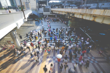 Obraz premium 大阪の横断歩道を渡る人々