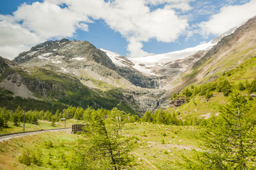 Fototapeta na wymiar Bernina, Alp Grüm, Gletscher, Palü Gletscher, Berninapass, Berninaexpress, Wanderweg, Graubünden, Alpen, Sommer, Schweiz