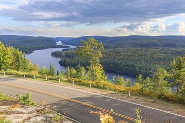 Obraz premium Road through La Mauricie National Park with Lake Wapizagonke in the back, Québec, Canada