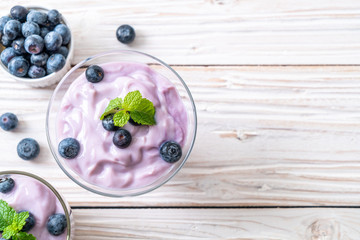 Obraz na płótnie Canvas yogurt with fresh blueberries