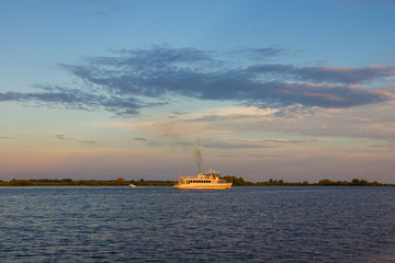 Obraz premium Pleasure boat sails to the lake