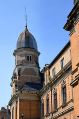 T&uuml;rmchen an der Klinkerfassade des ehemaligen Kaiserlichen Post- und Telegraphenamtes vor strahlend blauem Himmel